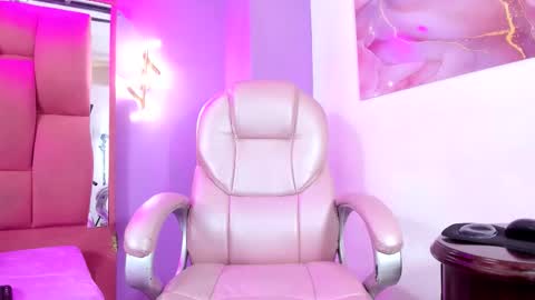 Snapshot of jenniifer_t chatting on 11/26/25, 09:05 jenniifer_t online show from 11/26/25, 09:05