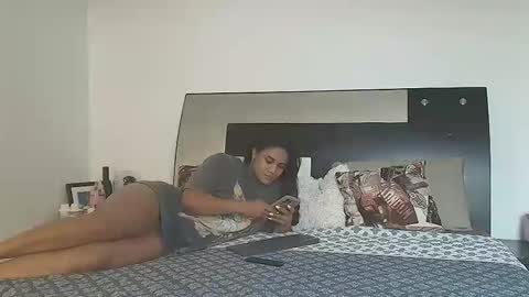 Snapshot of jennmullatta_ chatting on 10/27/25, 04:11 Jenn online show from 10/27/25, 04:11