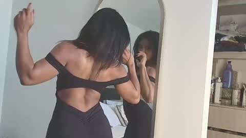 Snapshot of jennmullatta_ chatting on 11/18/25, 06:45 Jenn online show from 11/18/25, 06:45