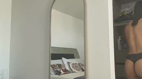 Snapshot of jennmullatta_ chatting on 11/21/25, 06:39 Jenn online show from 11/21/25, 06:39