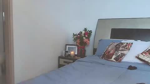 Snapshot of jennmullatta_ chatting on 11/28/25, 06:32 Jenn online show from 11/28/25, 06:32