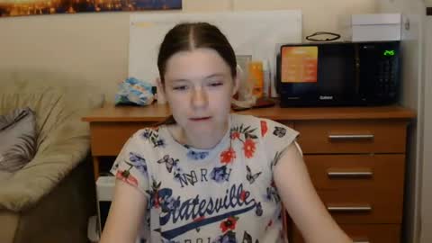 Snapshot of jessicaholland1 chatting on 07/06/26, 06:10 jessicaholland1 online show from 07/06/26, 06:10
