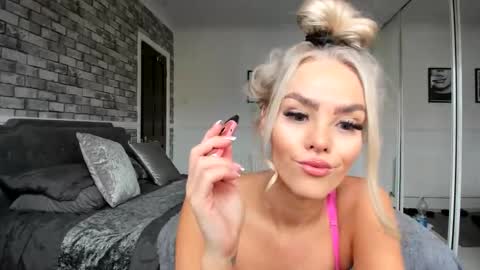 Snapshot of jessiebella0210_ chatting on 10/26/25, 01:28 jessiebella0210_ online show from 10/26/25, 01:28