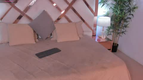 Snapshot of jessiica_stonne2 chatting on 03/31/26, 06:36 JESSICA STONNE online show from 03/31/26, 06:36