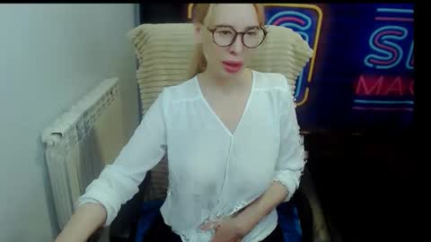 Snapshot of jessikaalba chatting on 10/26/25, 08:26 Victoria online show from 10/26/25, 08:26