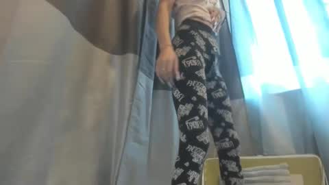 Snapshot of jessystarrr chatting on 10/25/25, 06:10 Jessy online show from 10/25/25, 06:10