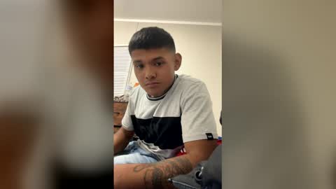 Snapshot of jesusluvs25 chatting on 12/17/25, 05:57 jesusluvs25 online show from 12/17/25, 05:57