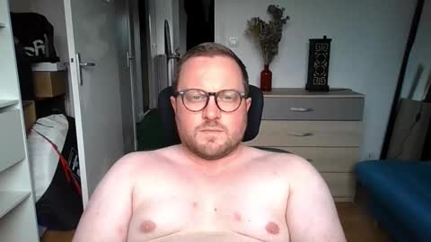 Snapshot of jeuneloup92 chatting on 09/09/25, 05:01 jeuneloup92 online show from 09/09/25, 05:01