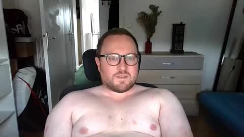 Snapshot of jeuneloup92 chatting on 09/12/25, 03:23 jeuneloup92 online show from 09/12/25, 03:23