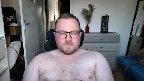 Snapshot of jeuneloup92 chatting on 09/25/25, 04:21 jeuneloup92 online show from 09/25/25, 04:21