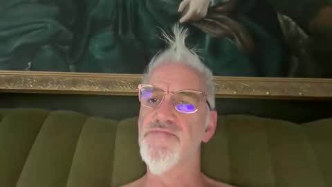 Snapshot of jewlronny chatting on 12/18/25, 10:32 jewlronny online show from 12/18/25, 10:32