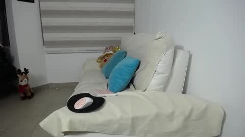 Snapshot of jezabel_purple chatting on 11/28/25, 10:51 Camila online show from 11/28/25, 10:51