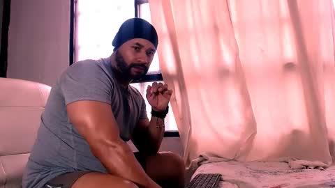 Snapshot of jho173027 chatting on 11/16/25, 12:44 En moreno online show from 11/16/25, 12:44