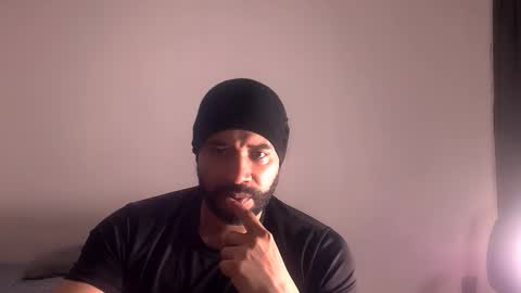 Snapshot of jho173027 chatting on 11/18/25, 06:23 En moreno online show from 11/18/25, 06:23