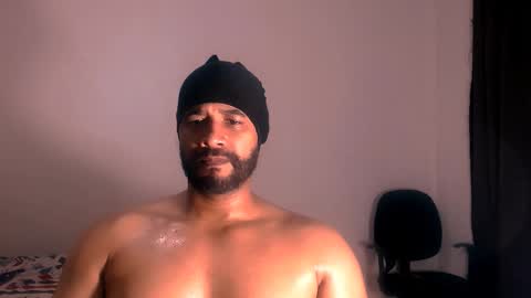 Snapshot of jho173027 chatting on 11/22/25, 01:37 En moreno online show from 11/22/25, 01:37