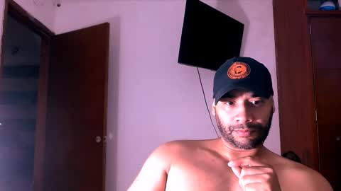 Snapshot of jho173027 chatting on 12/14/25, 01:05 En moreno online show from 12/14/25, 01:05