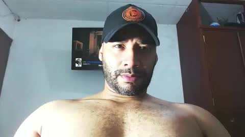 Snapshot of jho173027 chatting on 12/15/25, 01:10 En moreno online show from 12/15/25, 01:10