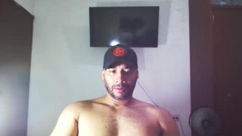 Snapshot of jho173027 chatting on 12/15/25, 04:33 En moreno online show from 12/15/25, 04:33