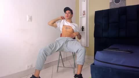 Snapshot of jhonn_rhyss chatting on 01/28/25, 02:32 Jhon online show from 01/28/25, 02:32