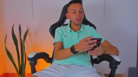 Snapshot of jhors_silv chatting on 10/19/25, 09:15 Jhors online show from 10/19/25, 09:15