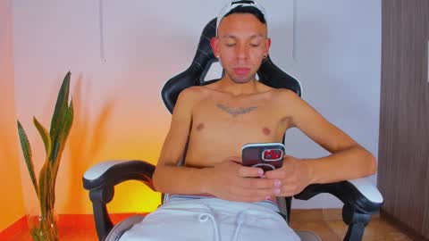 Snapshot of jhors_silv chatting on 10/21/25, 12:33 Jhors online show from 10/21/25, 12:33