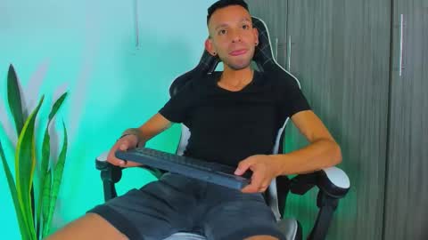 Snapshot of jhors_silv chatting on 10/22/25, 12:22 Jhors online show from 10/22/25, 12:22