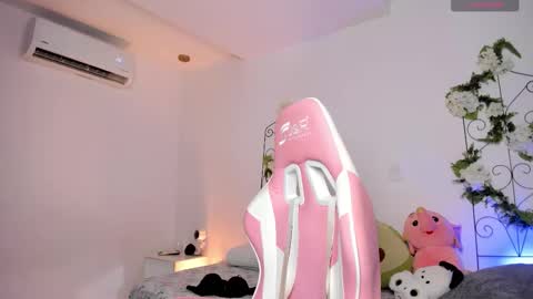 Snapshot of jiggly_ chatting on 09/15/25, 01:16 Jiggly online show from 09/15/25, 01:16