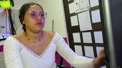 Snapshot of jimena_bell chatting on 09/23/25, 01:36 Jimena online show from 09/23/25, 01:36