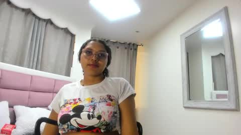 Snapshot of jimena_bell chatting on 10/01/25, 03:07 Jimena online show from 10/01/25, 03:07
