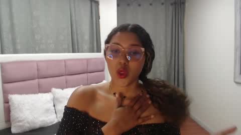 Snapshot of jimena_bell chatting on 10/14/25, 01:23 Jimena online show from 10/14/25, 01:23