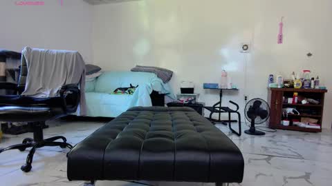 Nicole  Allen online show from 09/19/25, 07:47