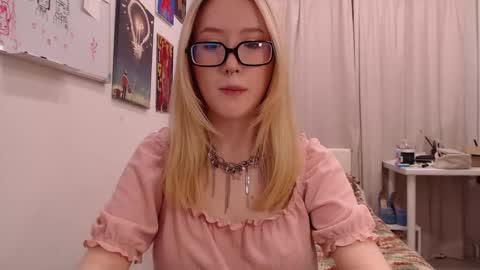 Snapshot of joan_kiss chatting on 12/17/25, 01:28 joan_kiss online show from 12/17/25, 01:28