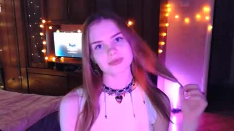 Snapshot of joankumm chatting on 10/20/25, 03:23 Kira online show from 10/20/25, 03:23