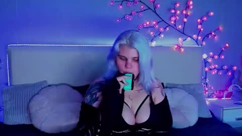 Snapshot of joannlowes chatting on 10/16/25, 07:26 Joann online show from 10/16/25, 07:26