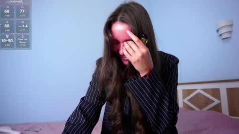 Nicole online show from 10/31/25, 04:24