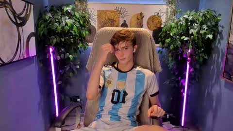 Snapshot of john_weasley chatting on 09/27/25, 08:19 John online show from 09/27/25, 08:19