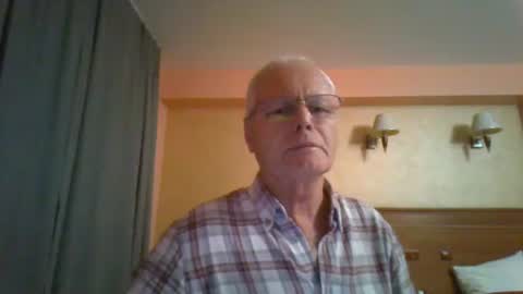 Snapshot of johndesnudado chatting on 11/09/25, 09:35 johndesnudado online show from 11/09/25, 09:35