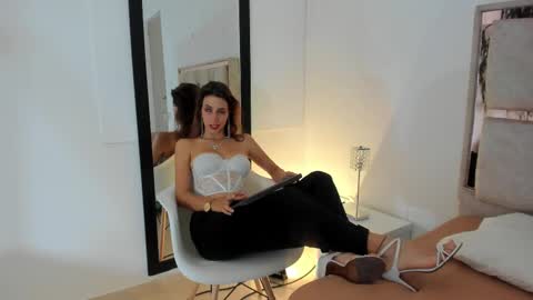 Snapshot of jolie_lov chatting on 03/01/25, 01:29 jolie_lov online show from 03/01/25, 01:29