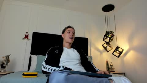 Jonathan Danielss  online show from 12/02/24, 11:45