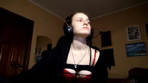 Snapshot of jonellecogburn chatting on 12/17/25, 09:10 Mia online show from 12/17/25, 09:10