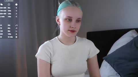 Snapshot of jonnienita chatting on 05/25/26, 12:22 Alice online show from 05/25/26, 12:22