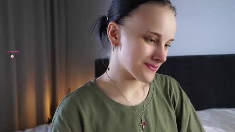 Snapshot of jonnienita chatting on 06/12/26, 12:37 Alice online show from 06/12/26, 12:37