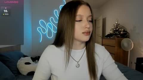 Snapshot of ju_lii chatting on 12/14/25, 01:05 Julia and Julia online show from 12/14/25, 01:05