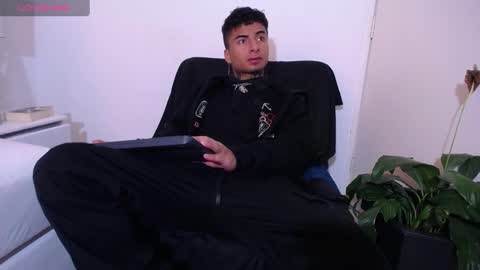 juancamilo66_ online show from 12/31/24, 06:05
