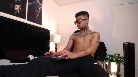 juancamilo66_ online show from 01/05/25, 07:49