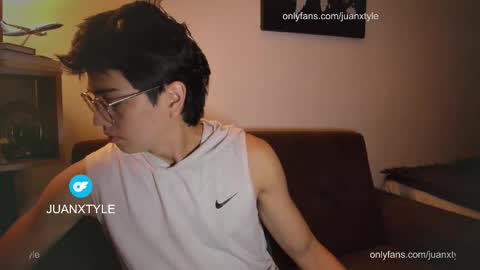 Snapshot of juancamroom chatting on 12/18/25, 05:02 . online show from 12/18/25, 05:02