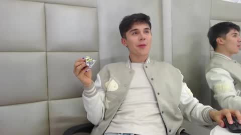 Snapshot of juangomm chatting on 12/15/25, 03:55 JuanGomm online show from 12/15/25, 03:55