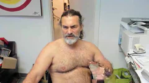 Snapshot of juergenkru chatting on 12/18/25, 04:02 Giovanni50pro online show from 12/18/25, 04:02