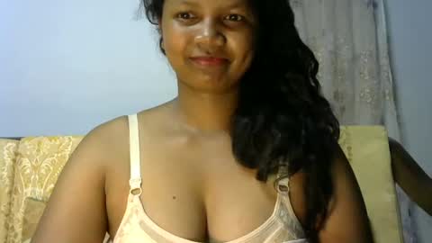 Snapshot of juicy_pretty chatting on 10/29/25, 01:19 stellah online show from 10/29/25, 01:19