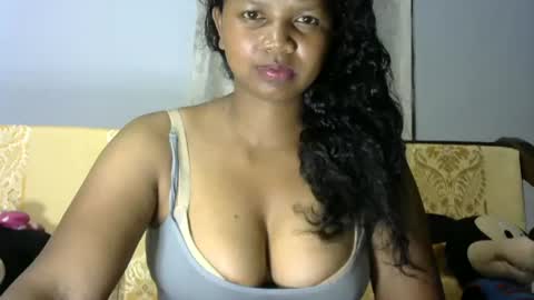 Snapshot of juicy_pretty chatting on 11/24/25, 01:27 stellah online show from 11/24/25, 01:27